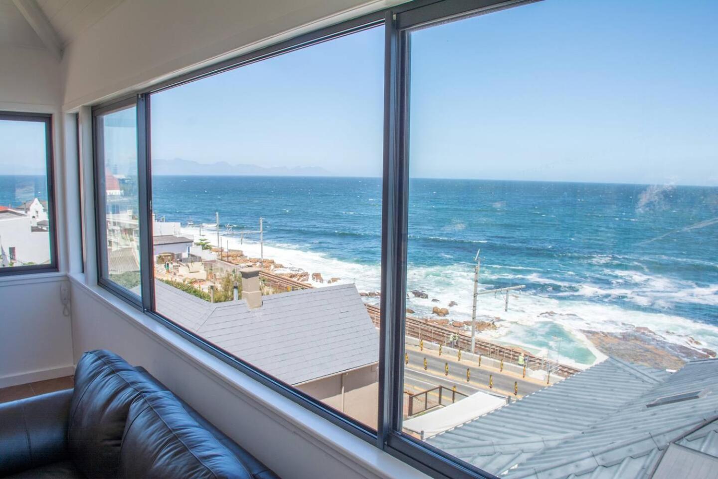 Modern Beach Apartment By Open Home Kalk Bay Exteriér fotografie